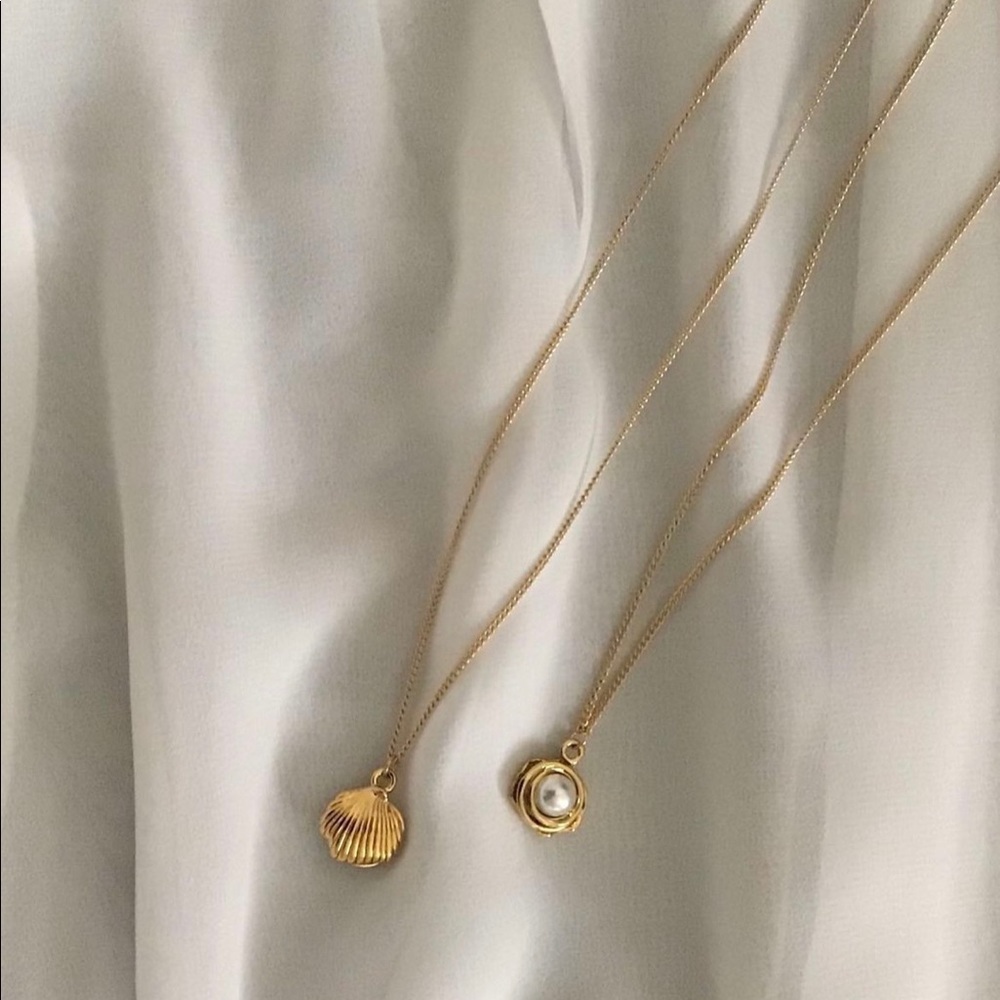 Dainty pearl necklace